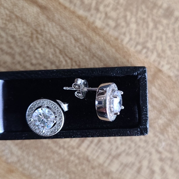 Dainty Round Earrings - Picture 2 of 3